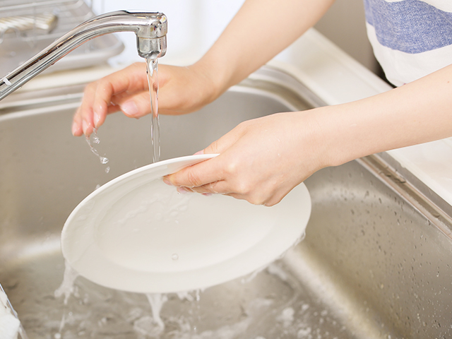 食器・調理器具を洗う
